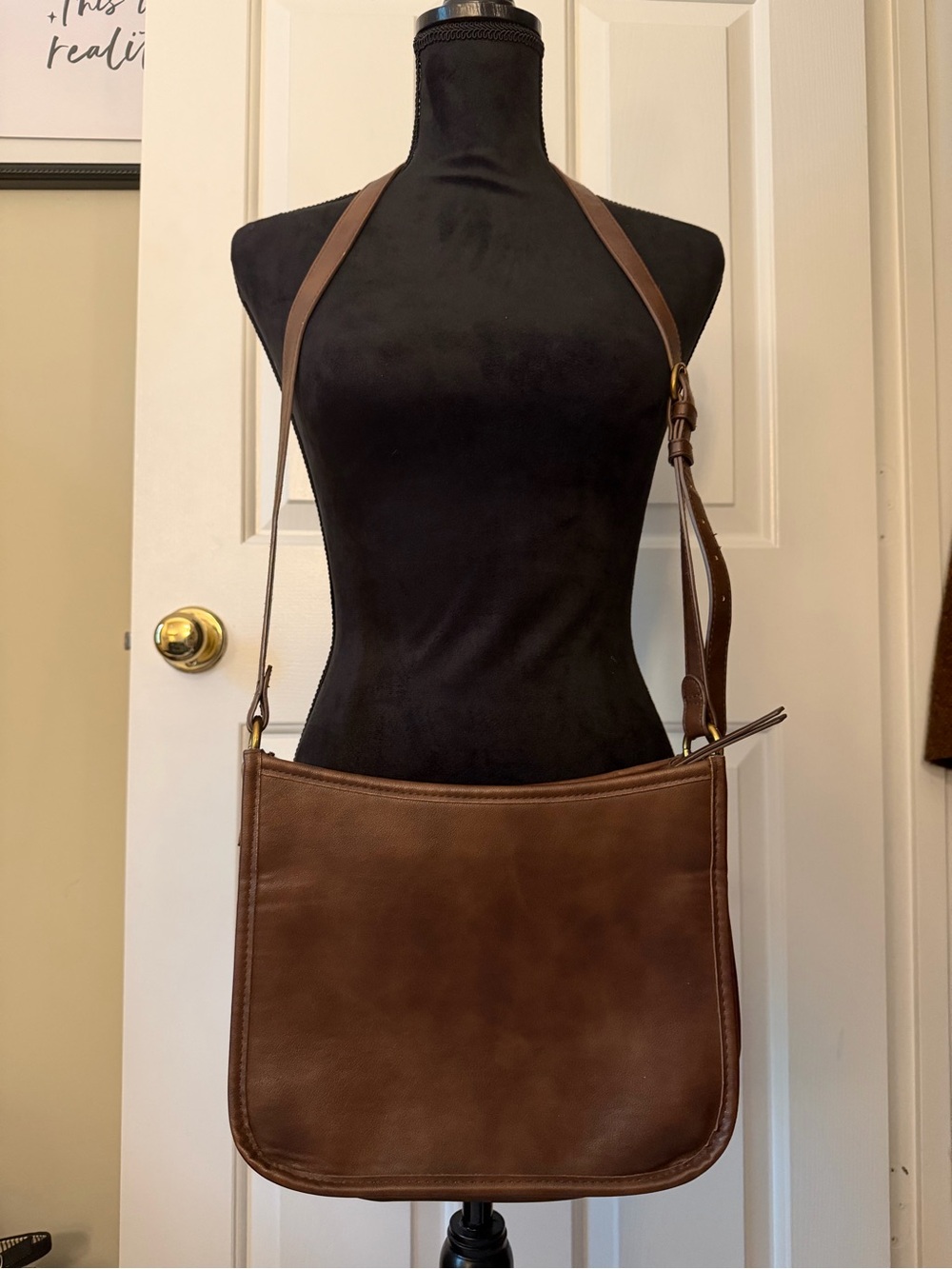 Universal Thread Women’s Classic Brown Leather Crossbody Bag